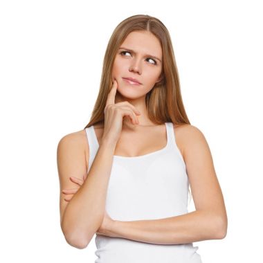 Boş kopya alanı, beyaz arka plan üzerinde izole tarafında isteyen düşünme genç güzel kadın