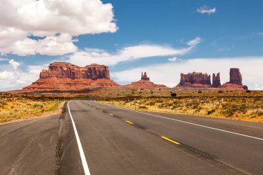 Yol Anıtı vadi boyunca, geçen yaz, Utah, ABD'de mavi gökyüzü ile güzel bir güneşli gün