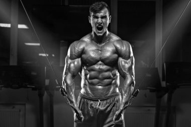 Kaslı adam spor salonu, vücut geliştirmeci, güçlü erkek gövde abs çalışma dışarı