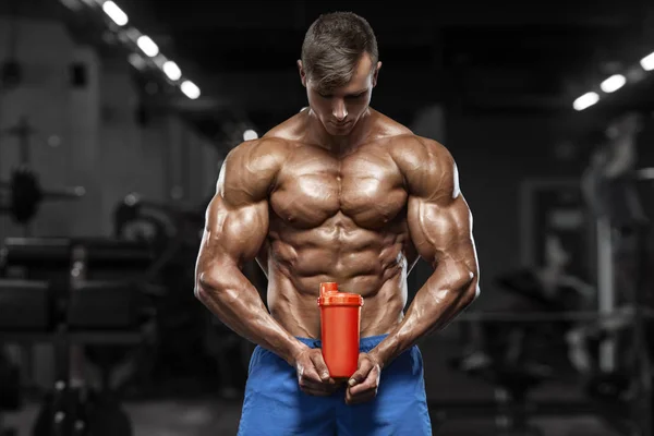 Muskulös man i gym med shaker, formade buken. Starka manliga nakna överkropp abs, träna — Stockfoto