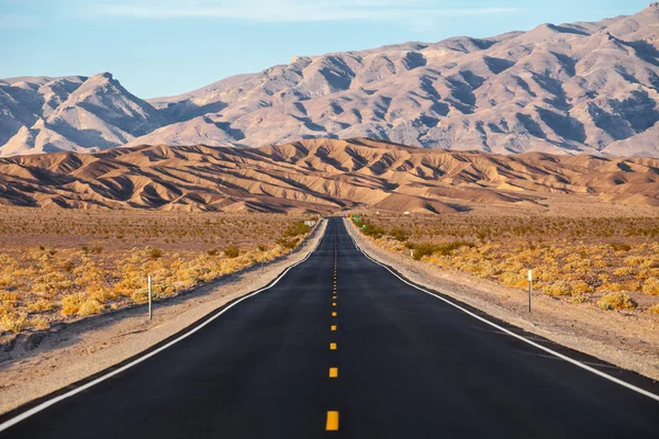 A road runs in the Death Valley National Park, California, US — Stock Photo, Image
