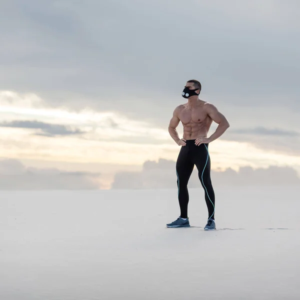 Hombre musculoso en máscara crossfit mostrando músculo al aire libre. Deportivo fitness masculino desnudo torso abs — Foto de Stock