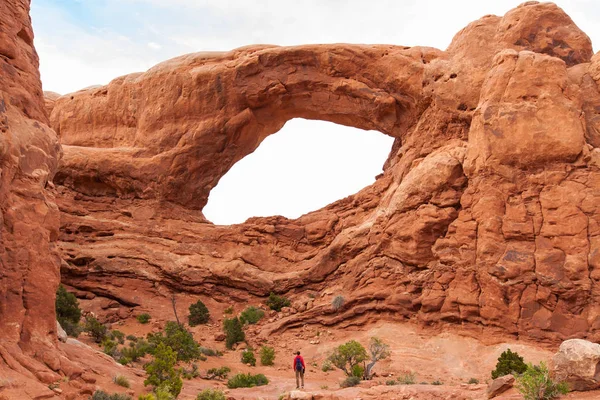 Travel in Arches National Park, man Hiker with backpack enjoying view South Window, outdoor lifestyle, Utah, USA — Stock Photo, Image
