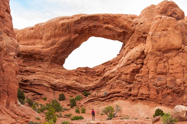 Viajar en el Parque Nacional Arches, hombre Senderista con mochila disfrutando de la vista Ventana Sur, estilo de vida al aire libre, Utah, Estados Unidos —  Fotos de Stock