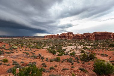 Fırtına bulutları Arches National Park, Utah, ABD ıssız peyzaj