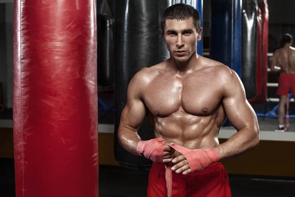 Boxeador entrenando, entrenando. Combatiente de boxeo muscular, abdominales desnudos —  Fotos de Stock