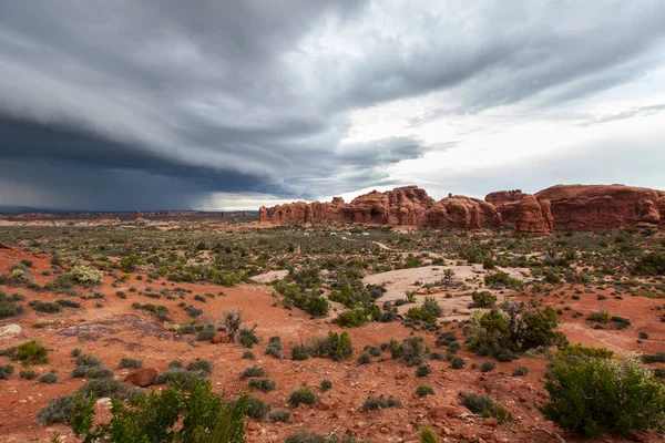 Verlaten landschap in storm wolken van Arches Nationaal Park, Utah, VSA — Stockfoto