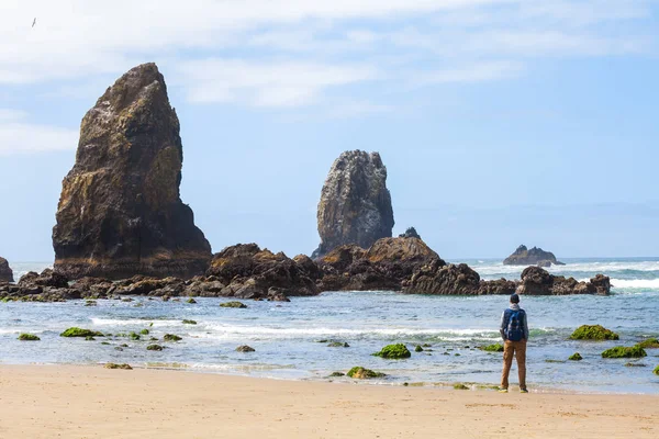Подорож в Canon пляж, людина з рюкзак, насолоджуючись видом на океан, на пляжі, США — стокове фото