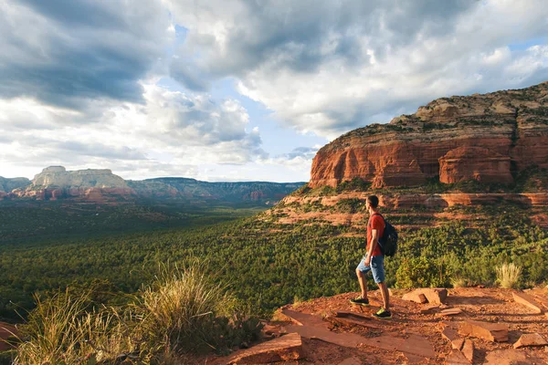Utazás a Sedona, férfi természetjáró hátizsák élvezi view, Amerikai Egyesült Államok — Stock Fotó