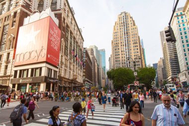New York City - 26 Mayıs 2016: Herald Meydanı yayalar ile hareketli bir alışveriş bölgesi, Macy's büyük Amerikan mağaza