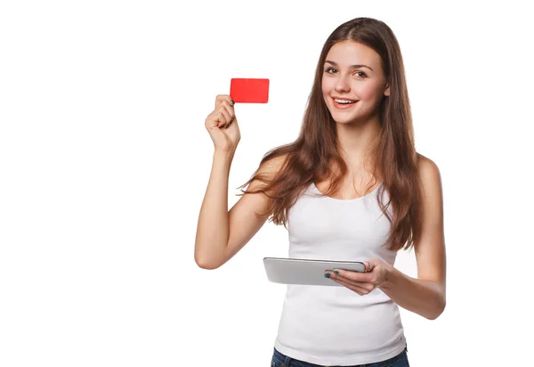 Χαμογελαστό γυναίκα δείχνει κενό πιστωτική κάρτα pc ταμπλετών κρατήστε στο χέρι, σε λευκό t-shirt, που απομονώνονται σε λευκό φόντο — Φωτογραφία Αρχείου