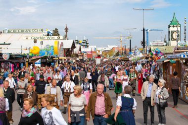 Münih, Almanya-Eylül 27,2017: Münih'in Theresienwiese Oktoberfest, insanların kalabalıklar olduğu en büyük bira Festivali