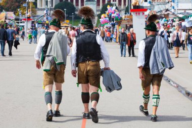 Münih, Almanya-Eylül 27,2017: Geleneksel Bavyera Giyim deri pantolon yürüyüş Oktoberfest üç adam