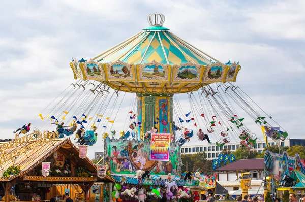 Münih, Almanya-Eylül 27,2017: Oktoberfes üzerinde hareket carousel, insanlar
