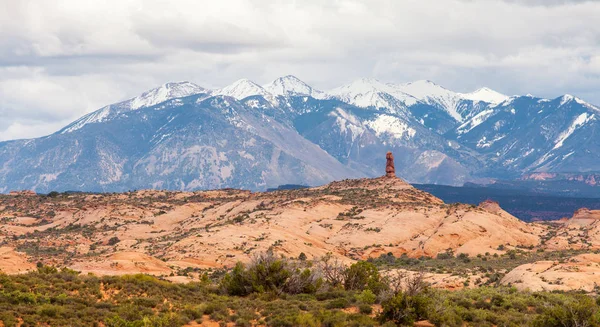 Montañas y rocas rojas en el paisaje del horizonte en el Parque Nacional Arches, Utah, EE.UU. —  Fotos de Stock