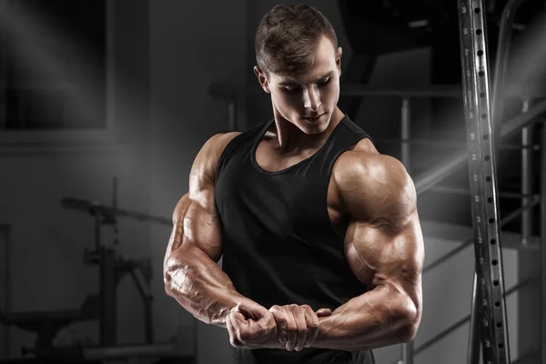 체육관에서 운동 하는 근육 남자. 강한 남성 보여주는 근육 팔 뚝 — 스톡 사진