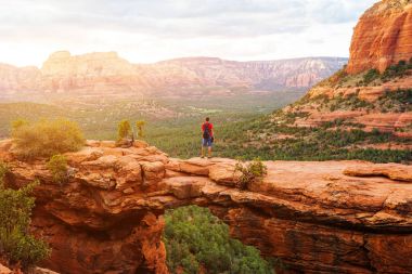 Şeytan'ın Köprüsü iz, adam sırt çantası manzarayı, Sedona, Arizona, ABD uzun yürüyüşe çıkan kimse yola