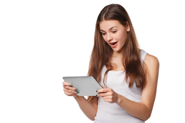 Ευτυχισμένος Κορίτσι Χρησιμοποιώντας Tablet Γυναίκα Ενθουσιασμένος Ταμπλετών Απομονώνονται Λευκό Φόντο — Φωτογραφία Αρχείου
