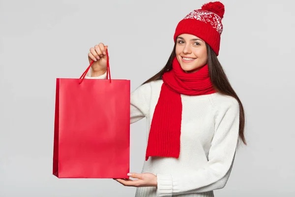 Mulher Feliz Surpreso Segurando Saco Vermelho Emoção Compras Menina Natal — Fotografia de Stock