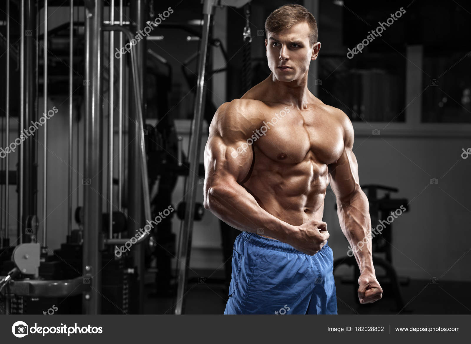 性感强壮的健美运动员用哑铃锻炼肌肉照片摄影图片_ID:312616762-Veer图库