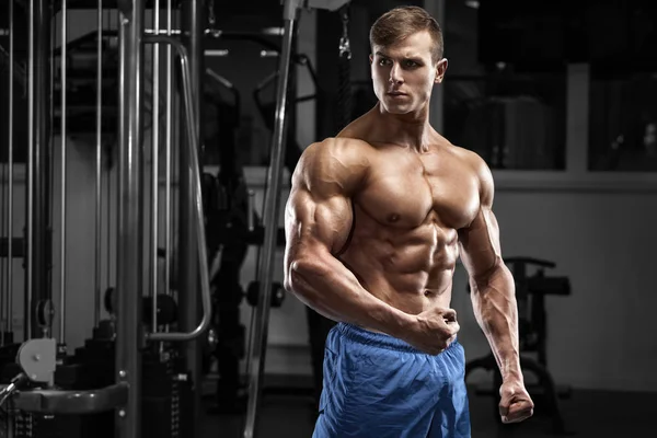健身房里性感的肌肉男强壮的男性躯干腹肌 — 图库照片