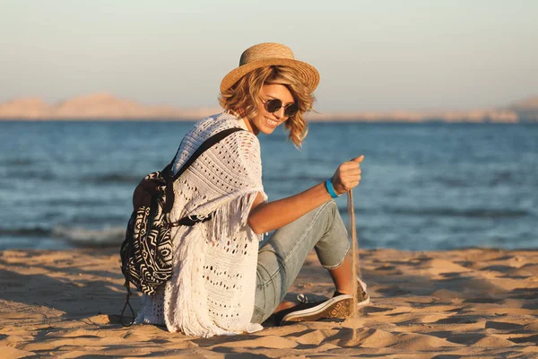 Beach Woman Happy Wearing Sunglasses Beach Hat Having Summer Fun — Stock Photo, Image