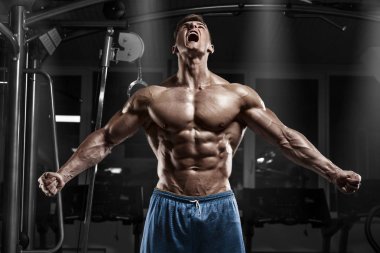 Spor salonunda, seksi kaslı adam karın şeklinde. Güçlü erkek çıplak gövde abs, çalışma dışarı