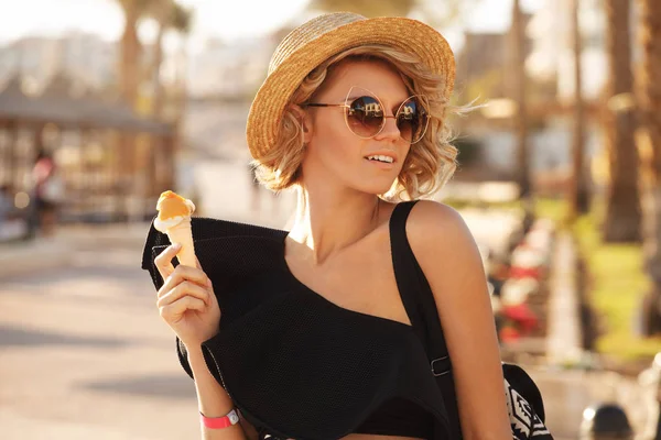 Happy Woman Ice Cream Wearing Sunglasses Beach Hat Having Summer — Stock Photo, Image