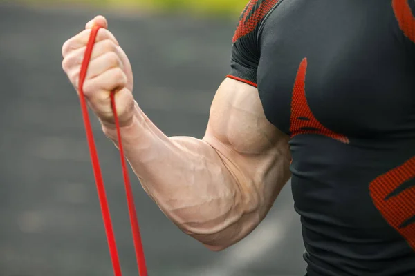 Uomo Muscolare Che Lavora Fuori Bicipiti — Foto Stock