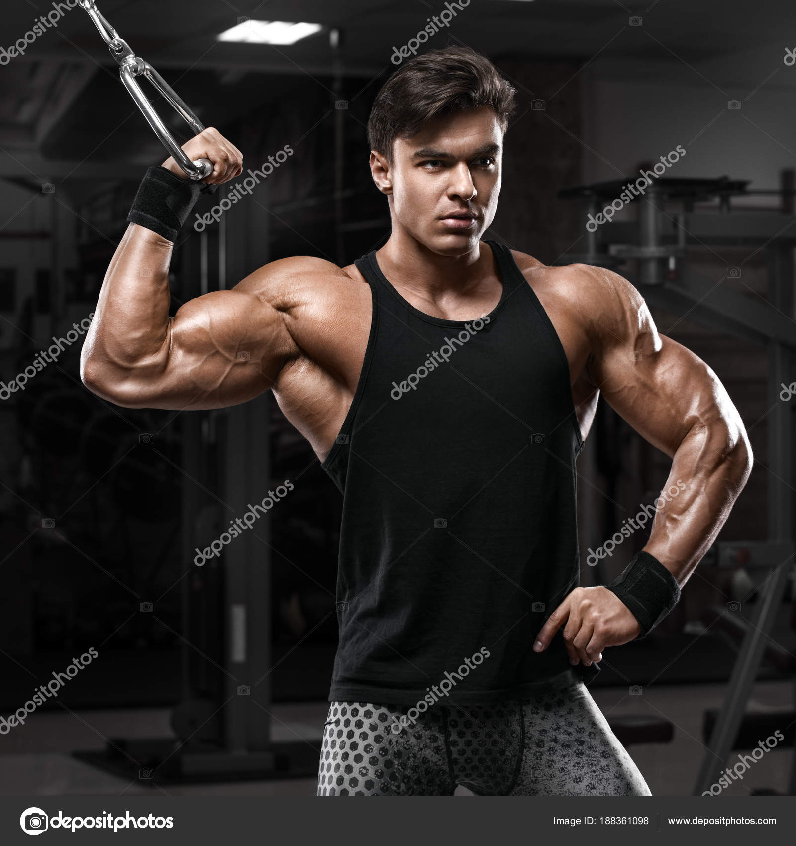 強い男性のボディービルダーのエクササイズ ジムでワークアウト筋肉男 ストック写真 C Nikolas Jkd 強い男性のボディービルダーのエクササイズ ジムでワークアウト筋肉男 ストック写真 C Nikolas Jkd