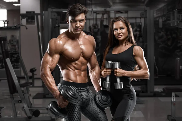 显示肌肉和锻炼在健身房的运动性感夫妇 肌肉发达的男人和女人 — 图库照片