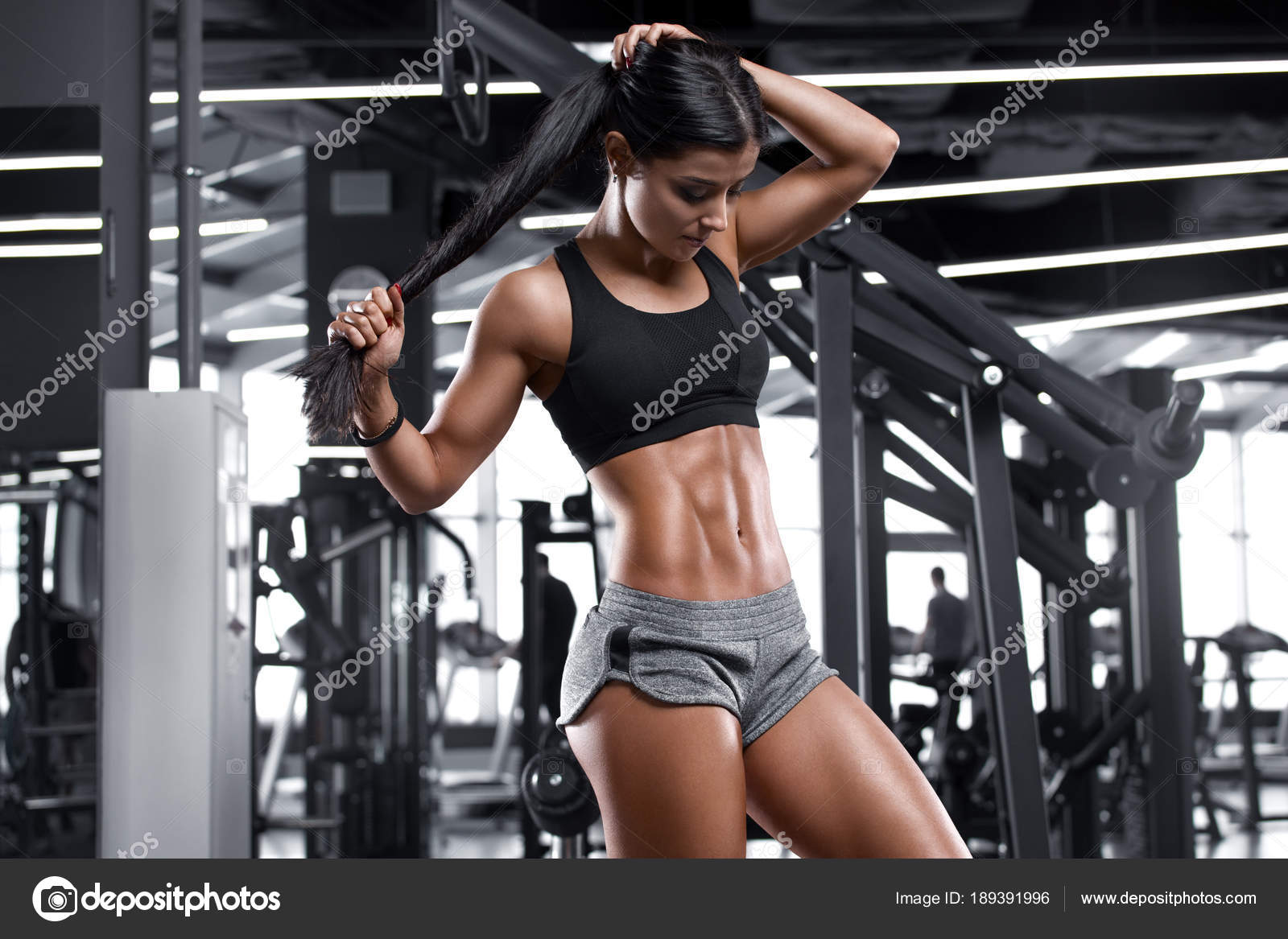 Beautiful female abs in gym Stock Photo - Alamy