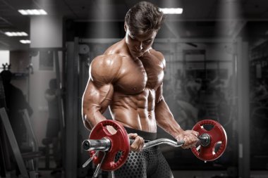 Kaslı adam yapmak egzersizleri, güçlü vücut geliştirmeci, abs spor salonunda egzersiz