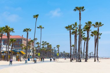 Venice Beach, Amerika Birleşik Devletleri - 14 Mayıs 2016: güneşli bir plaj Venedik üzerinde Los Angeles, Kaliforniya, ABD zevk insanlar