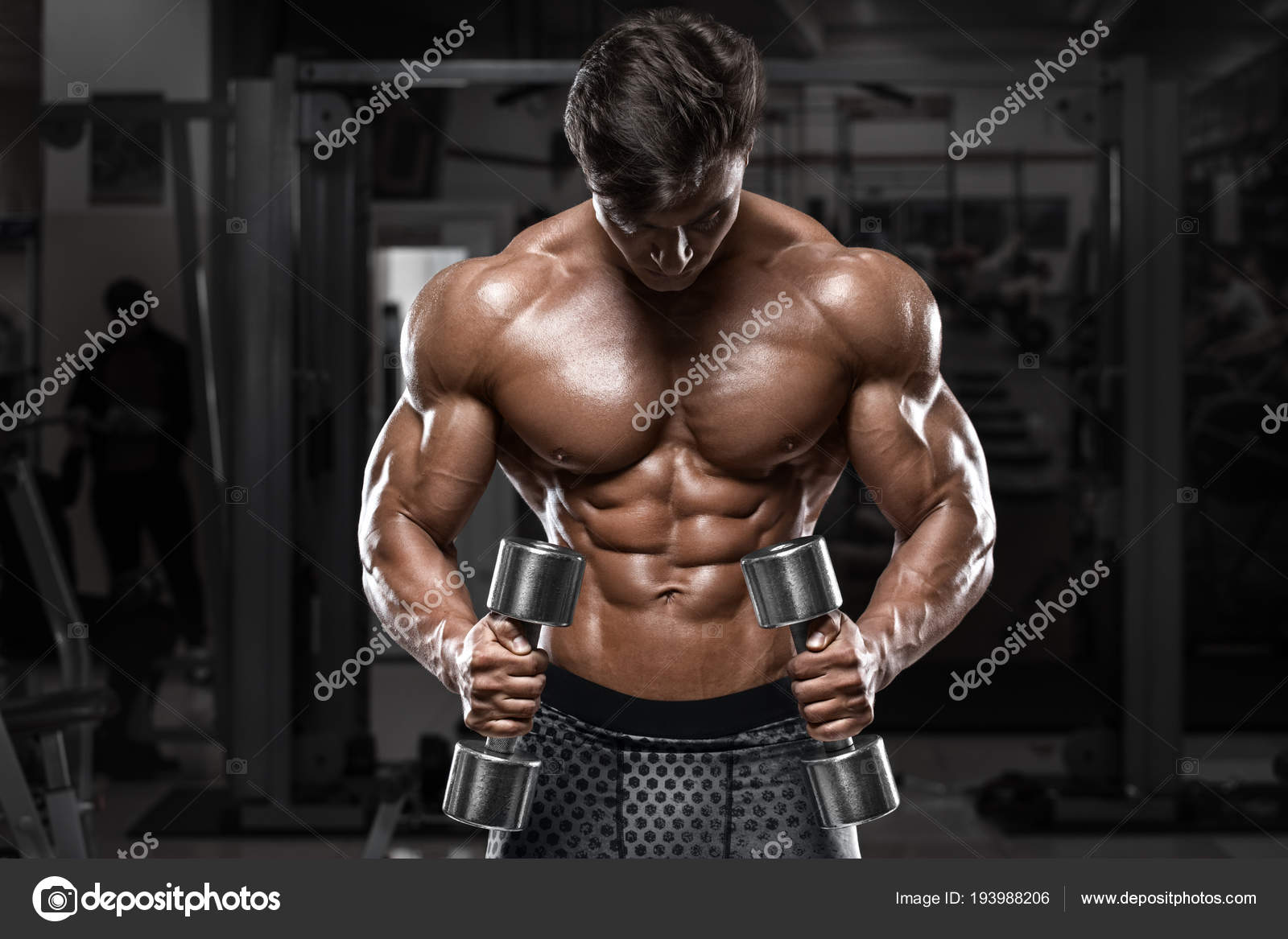 Stock Photo D'un Homme Musclé Forme Des Biceps Avec Des Haltères à La Salle  De Sport