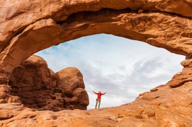 İçinde Arches National Park, adam uzun yürüyüşe çıkan kimse sırt çantası pencerenin, Utah, ABD ile seyahat