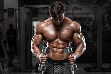 Spor salonunda, seksi kaslı adam karın şeklinde. Güçlü erkek çıplak gövde abs, çalışma dışarı