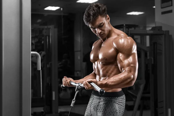Homem Musculoso Trabalhando Fora Ginásio Fazendo Exercícios Para Bíceps Abdominais — Fotografia de Stock