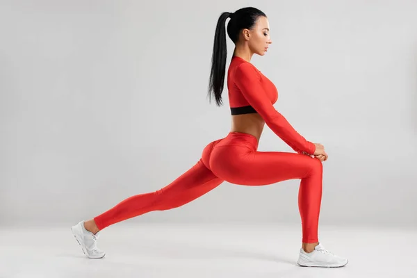 Mujer Fitness Haciendo Ejercicios Embestidas Para Entrenamiento Muscular Las Piernas — Foto de Stock