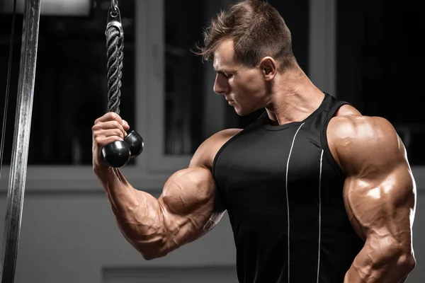 Musculaire Man Workout Sportschool Doen Oefeningen Voor Biceps Sterke Bodybuilder — Stockfoto