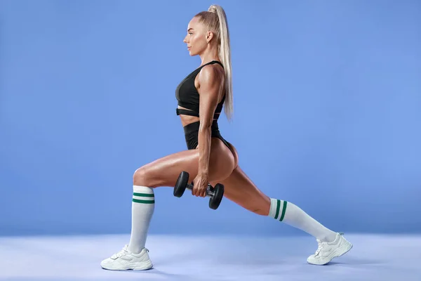 Fitness Vrouw Doet Lunges Oefeningen Voor Beenspier Training Actief Meisje — Stockfoto