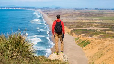 Seyahat Point Reyes Milli Seashore, adam uzun yürüyüşe çıkan kimse, California, ABD manzarayı sırt çantası ile