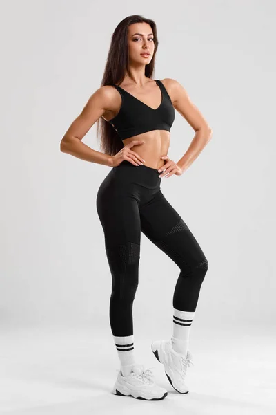 Szexi Fitnesznő Gyönyörű Atlétikai Lány Elszigetelt Szürke Háttér — Stock Fotó