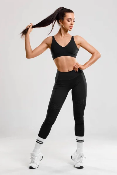 Sexy Fitnessvrouw Mooi Atletisch Meisje Geïsoleerd Grijze Achtergrond — Stockfoto