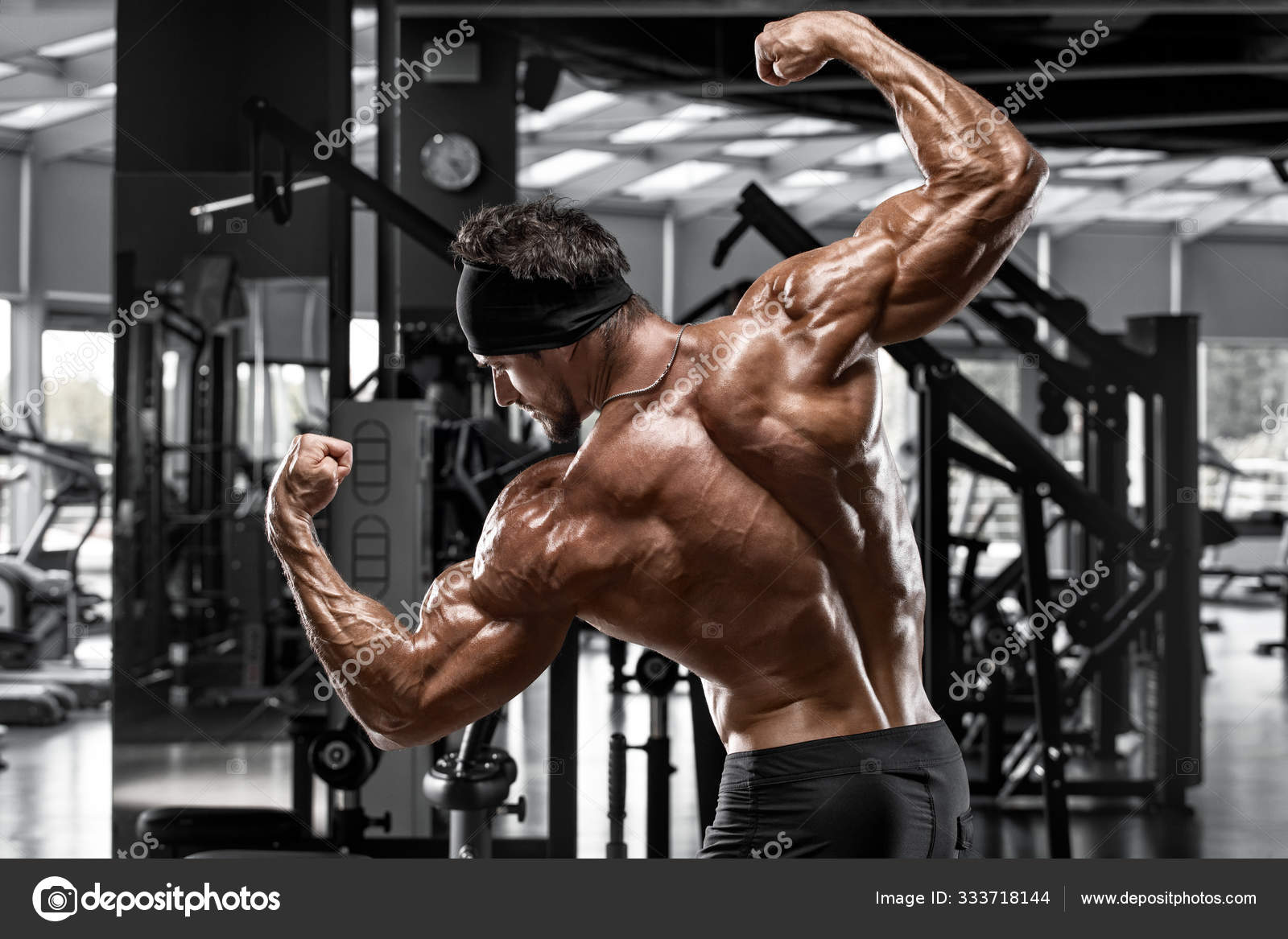 Visão Traseira Homem Muscular Mostrando Músculos Das Costas Bíceps