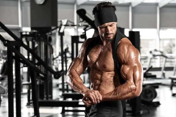 Muskularny Facet Siłowni Pokazuje Bicepsy Silne Męskie Nagie Mięśnie Brzucha — Zdjęcie stockowe