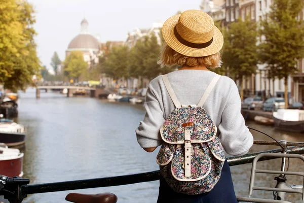 Chica Viajera Feliz Disfrutando Ciudad Amsterdam Mujer Turista Mirando Hacia — Foto de Stock