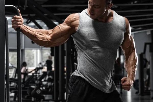 Hombre Musculoso Mostrando Músculos Gimnasio Ejercicio Masculino Fuerte —  Fotos de Stock