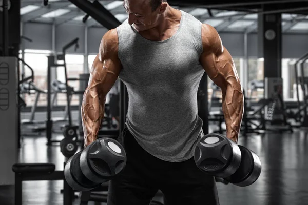 Hombre Musculoso Con Mancuernas Gimnasio Culturistas Masculinos Fuertes Que Trabajan —  Fotos de Stock