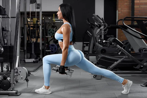 Donna Fitness Che Esercizi Affondi Allenamento Muscolare Delle Gambe Ragazza — Foto Stock